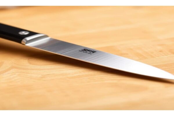 what degree is the average kitchen knife