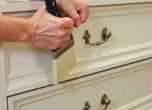 Can You Put Polyurethane Over Alkyd Paint? Your Complete Guide If you're refinishing furniture or protecting painted surfaces, knowing which paints and finishes work together can help you avoid expensive errors. Many people wonder if you can put polyurethane over alkyd paint. The answer isn't just yes or no; it depends on a few important factors that can affect your results.
