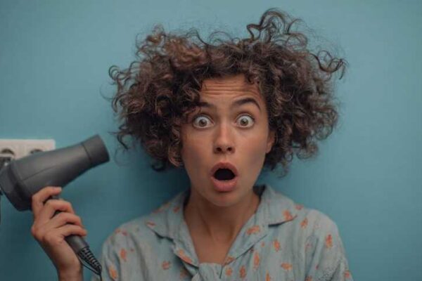 how much should a house outlet put out volts